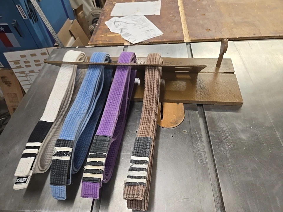 Expositor de cinturón Jiu Jitsu hecho a medida Foto 2 de 4