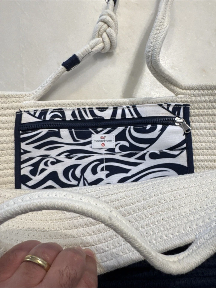   Bolsa de playa Vineyard Vines para Target  Foto 2 de 4