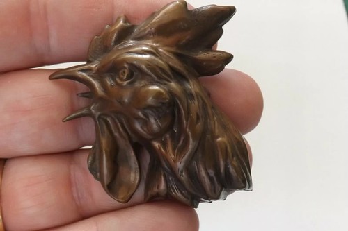 VINTAGE METAL BUTTON A BEAUTIFUL ROOSTER STUDY 5CMS (3442)