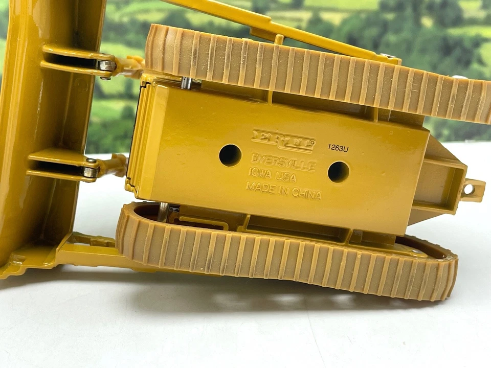 Tractor tipo oruga ERTL CAT Caterpillar D10N escala 1:50 2436 fundido a presión 1992 caja Foto 4 de 4