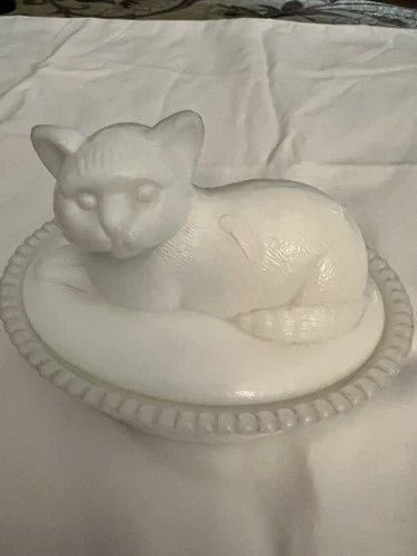 Vintage Westmoreland Milk Glass Cat On Nest