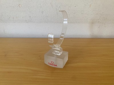 Omega Vintage Uhrenständer aus Methacrylat 4,3 x 3,7 x 2 cm