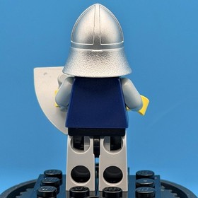 LEGO: Crown Knight w/Scale Mail (CAS339) - From Castle Set 7091 (2007) - RETIRED