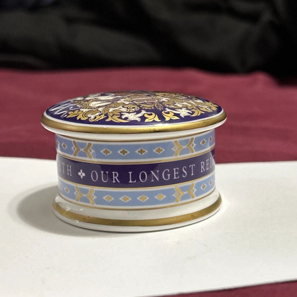 Коробка для таблеток Queen Elizabeth II Our Longest Reigning Monarch, Royal Collection Trust - Изображение 4 из 4