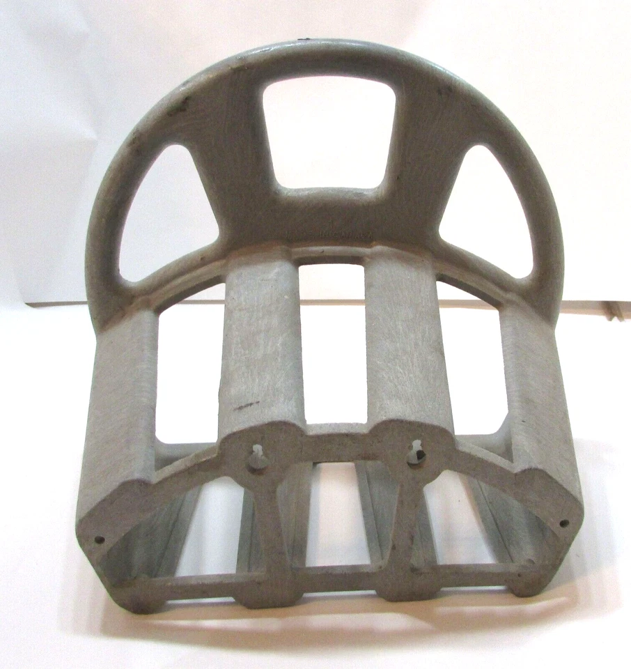 Retro 90's USA Heavy Duty Durable Beige Plastic 50ft Garden Hose Wall Rack Spool - Image 3 of 4