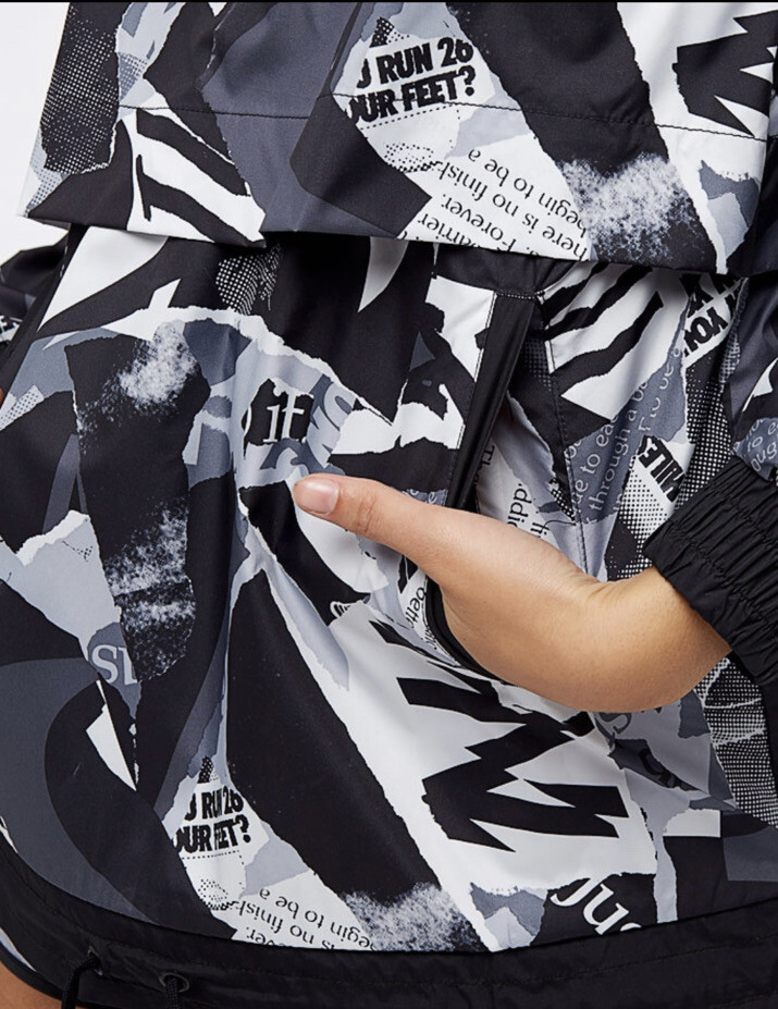 NIKE JUST DO IT ナイロンジャケット 　植物柄　Ｌサイズ NIKE Just Do It Newsprint Pullover Hooded Windbreaker 1/2