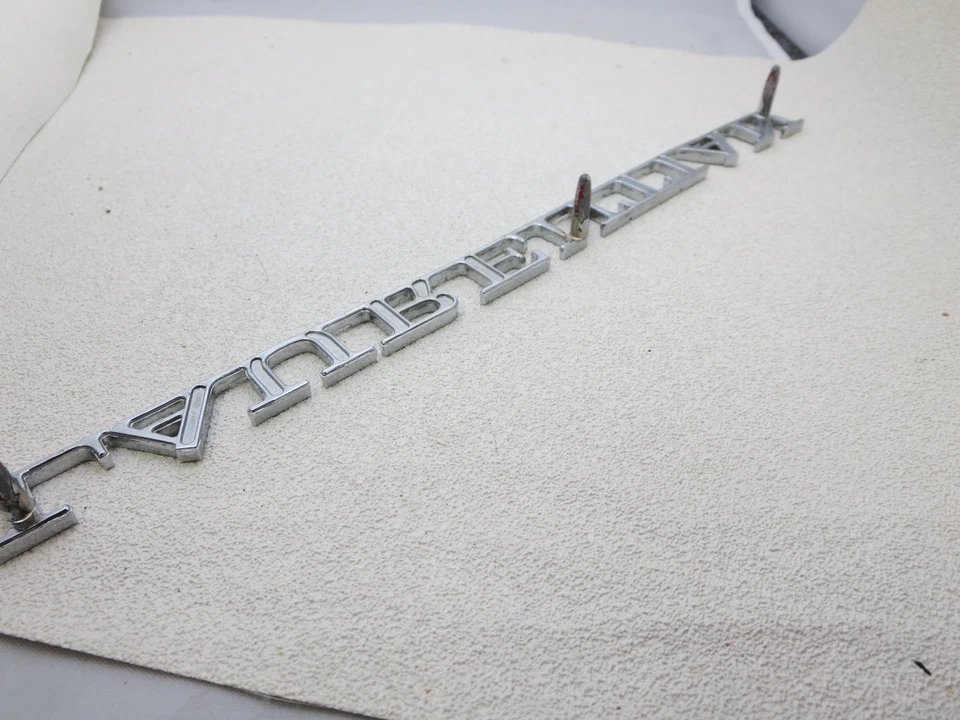 NOS 1970  Canadian Pontiac Laurentian emblem nameplate badge OEM GM script  Foto 3 de 4