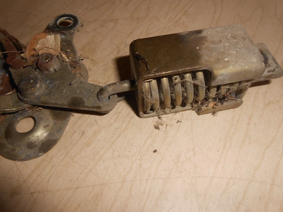 Banda de freno para cortacésped MIU800958 AM109085 John Deere OEM LX176 T85 Foto 3 de 3