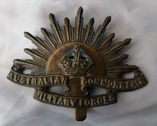 A GOOD WW1 1/AIF AUSTRALIAN RISING SUN SLOUCH HAT BADGE. SLIDER. PLAIN REVERSE.