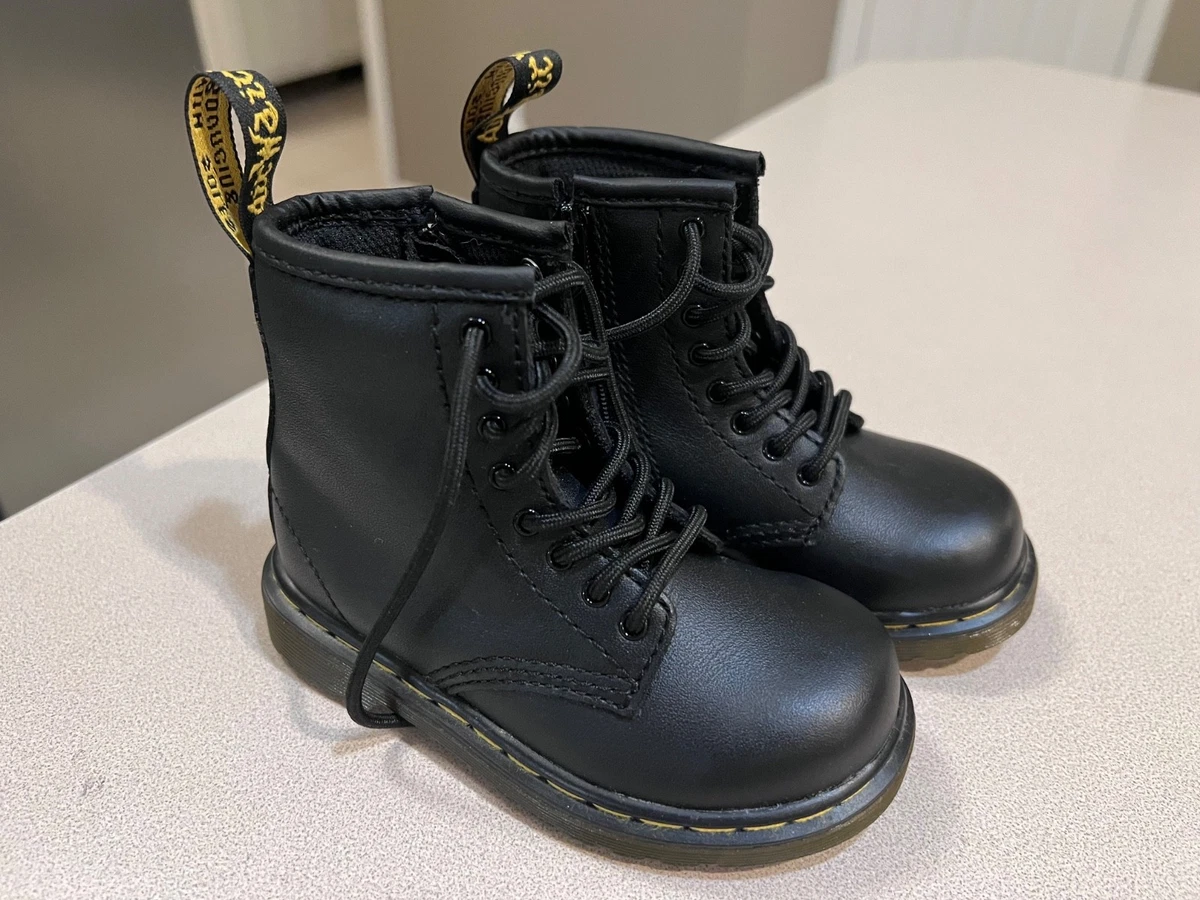 Bottes Dr. Martens 1460 Serena Pour Enfant - Taille 6 US - Couleur Argenté - Unisexe - Neuf Avec Emballage
