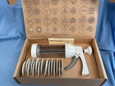 Pampered Chef Cookie Press  #1525, 16 shapes, Instructions, Perfect Condition