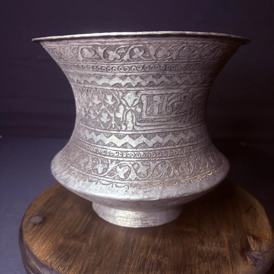 Recipiente de cobre martillado a mano era Qajar caligrafía islámica estañado finales de 1800 Foto 3 de 4