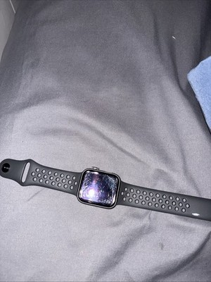 Apple Watch Series 5 Nike 40mm Silver Aluminum Case With Black Sport Band