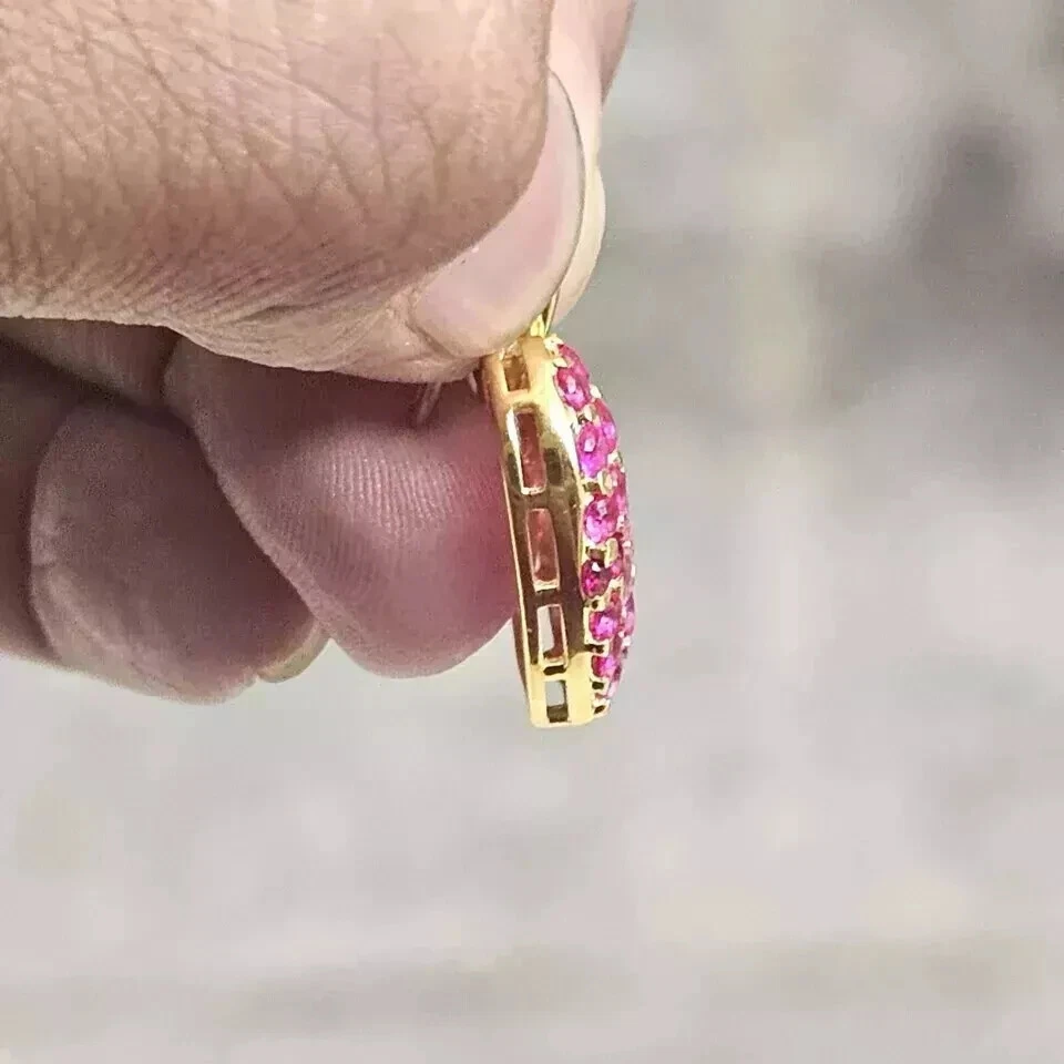 Colgante para mujer enchapado en oro amarillo de 14 quilates redondo de 1,20 quilates creado en laboratorio con corazón de rubí rosa Foto 4 de 4