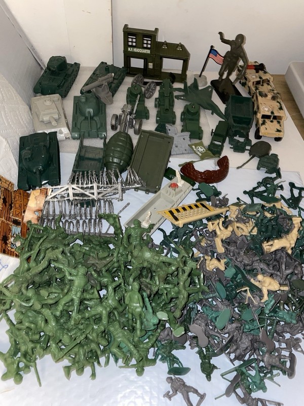 Large Lot Of Vintage Plastic ARMY / MILITARY MEN & VEHICLES See Descr.