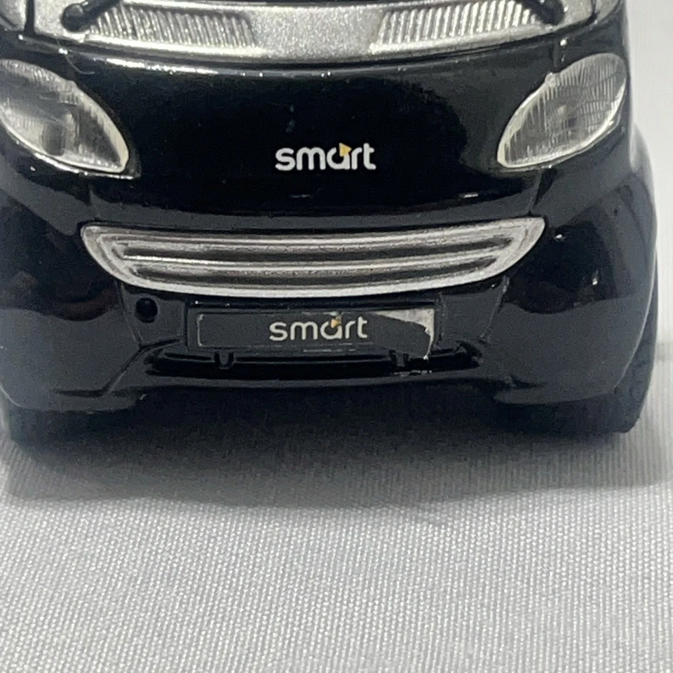MAISTO SMART Car FOR TWO CITY COUPE 1/33 SCALE SILVER & BLACK PULLBACK Vehicle - Image 4 of 4