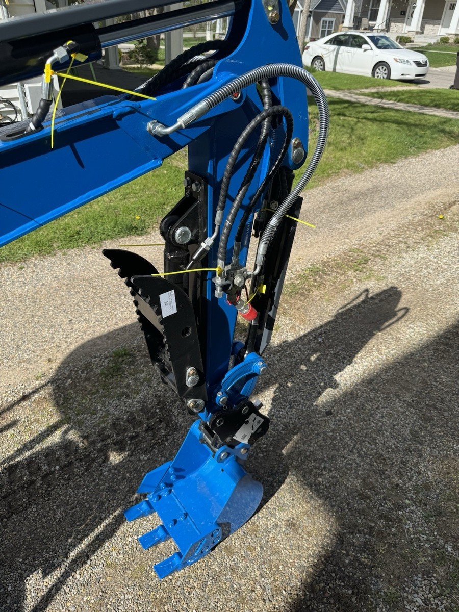 Rippa R10 1-Ton Mini Excavator, Briggs Gas Motor, Swing Boom