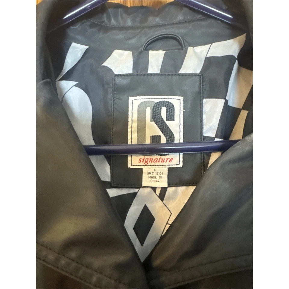 Chaqueta negra de cuero vegano forrada con botones talla grande CS Signature para mujer Foto 3 de 4