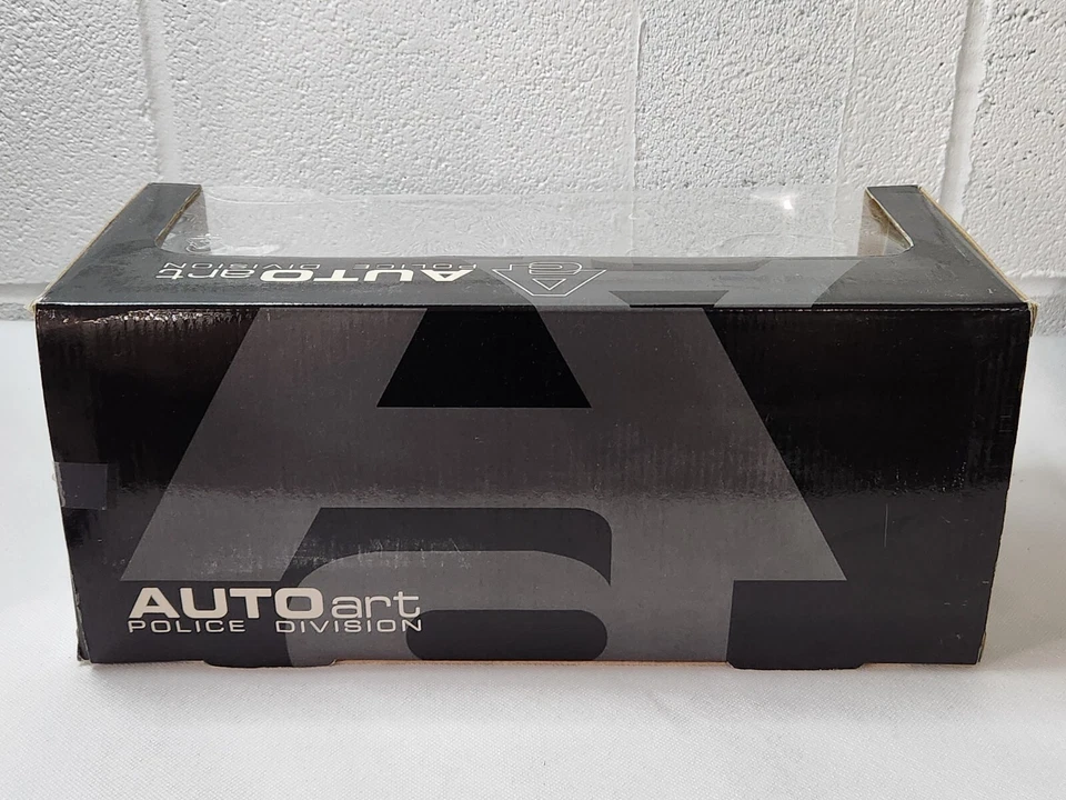 1/18 Autoart Ford Crown Victoria 72705 Québec, Canada Montreal POLICE VERSION - Image 2 of 4