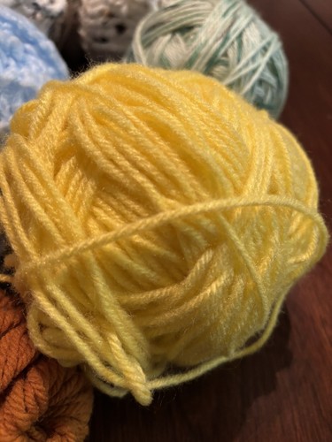 Lot Of 7 Yarns Variety Of Colors - Picture 5 of 9