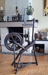 ANTIQUE SPINNING WHEELs STABLE WORKS GREAT is complete / 1900