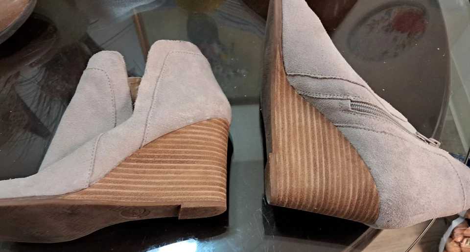 Botines de cuña de gamuza Lucky Brand beige de cuero con cremallera para mujer talla 8 otoño informales Foto 2 de 4