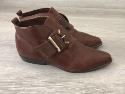 brown flat dress boots Top-Rider Contrast Detail Knee High Long Boot In Faux Leather | EGO US sourced calf leather with a sleek silhouette that lengthens the leg and pairs effortlessly with everything from jeans to midi skirts LEATHER EMBROIDERED FLAT BOOTS -