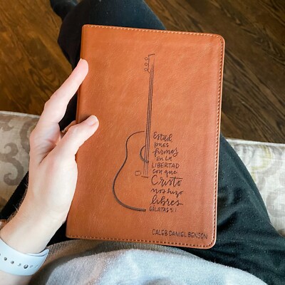 ESV/RVR (English/Spanish) Bible - Galatas 5:1 Guitar - Add a Custom Name