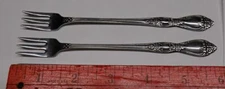 * Vintage - Wm A Rogers - ONEIDA - TWO - SEAFOOD FORKS - Huntington - BEAUTIES