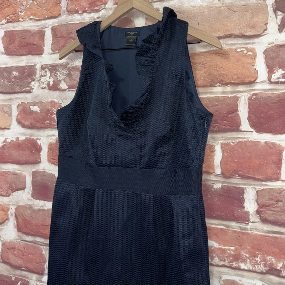 Vestido Ann Taylor para mujer 8 azul marino sin mangas con volantes cuello en V funda texturizada Foto 4 de 4