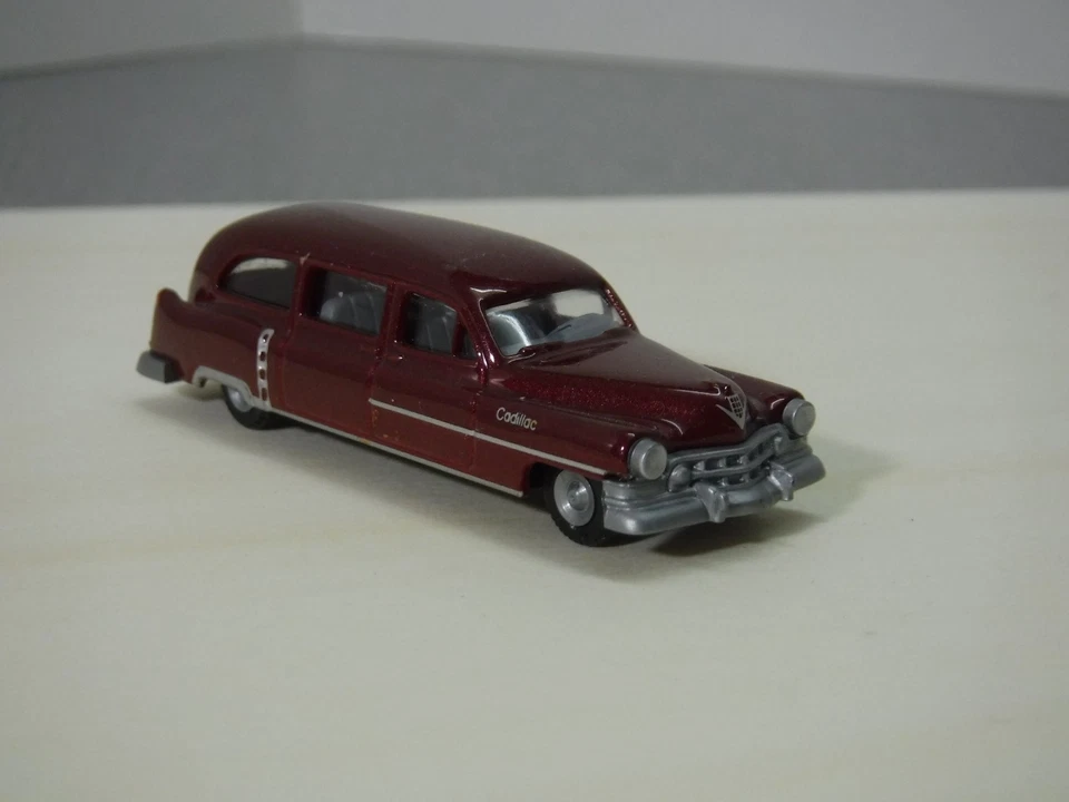 Cadillac Superior Funeral Coach (1952), dunkelrot, Praline' H0 1:87