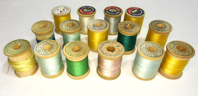 15 Vintage Wooden Sewing Thread Spools in old Round Box J&P Coats Corticelli
