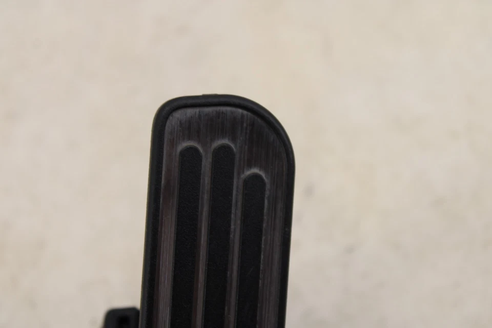 2014-2019 Chevrolet Corvette Accelerator Pedal 22936178 OEM MM43 - Image 2 of 4