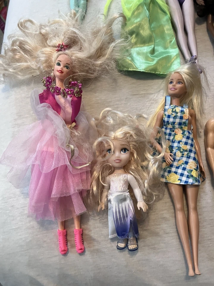 Lot of 17 Various Barbie Dolls and Accessories Barbie Jeep Suitcase Accessories - Image 2 of 4