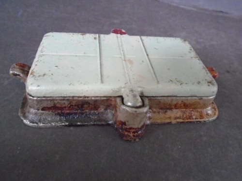 ANTIQUE "ARCADE" CAST IRON TOY WAFFLE IRON, NICE! - Picture 4 of 7