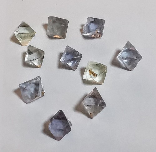 Fluorit Oktaeder: 10 kleine Stücke 7-8mm transparent – zus. 45ct Fluorit Oktaeder: 10 kleine Stücke 7-8mm transparent – zus. 45ct