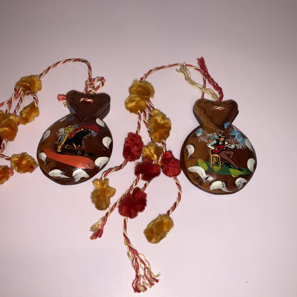 Castañuelas españolas vintage pintadas a mano una con torero y guitarra Foto 2 de 4