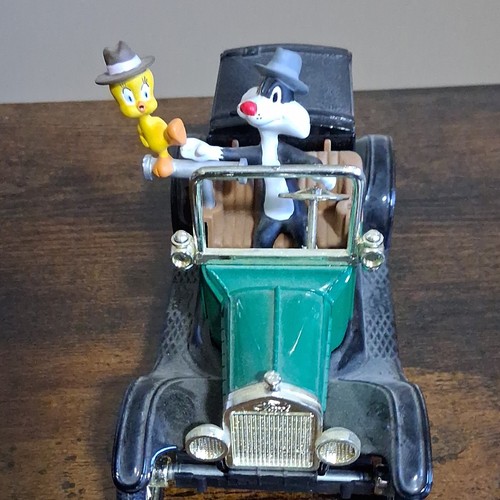 Ertl Collectibles Warner Bros 1918 Ford Runabout Die-cast Piggy Bank Sylvester
