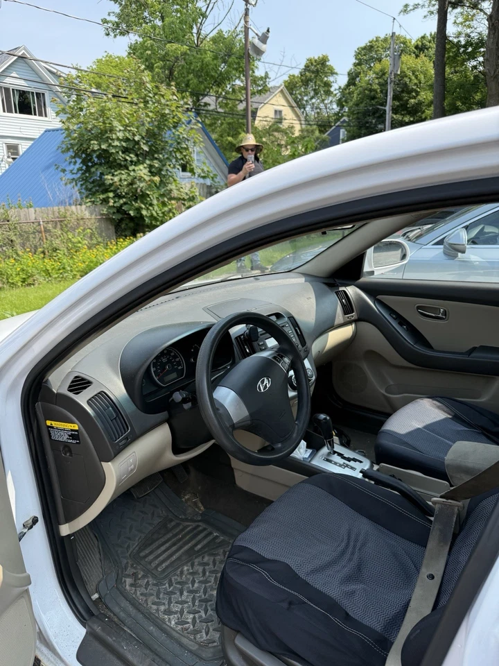 Hyundai Elantra 2010 - 140 k millas - funciona bien - auto barato Foto 3 de 4