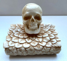 Memento Mori Czaszka Czaszka Czaszka na książce Kultowa ręcznie robiona rzeźba 4,5x6cm