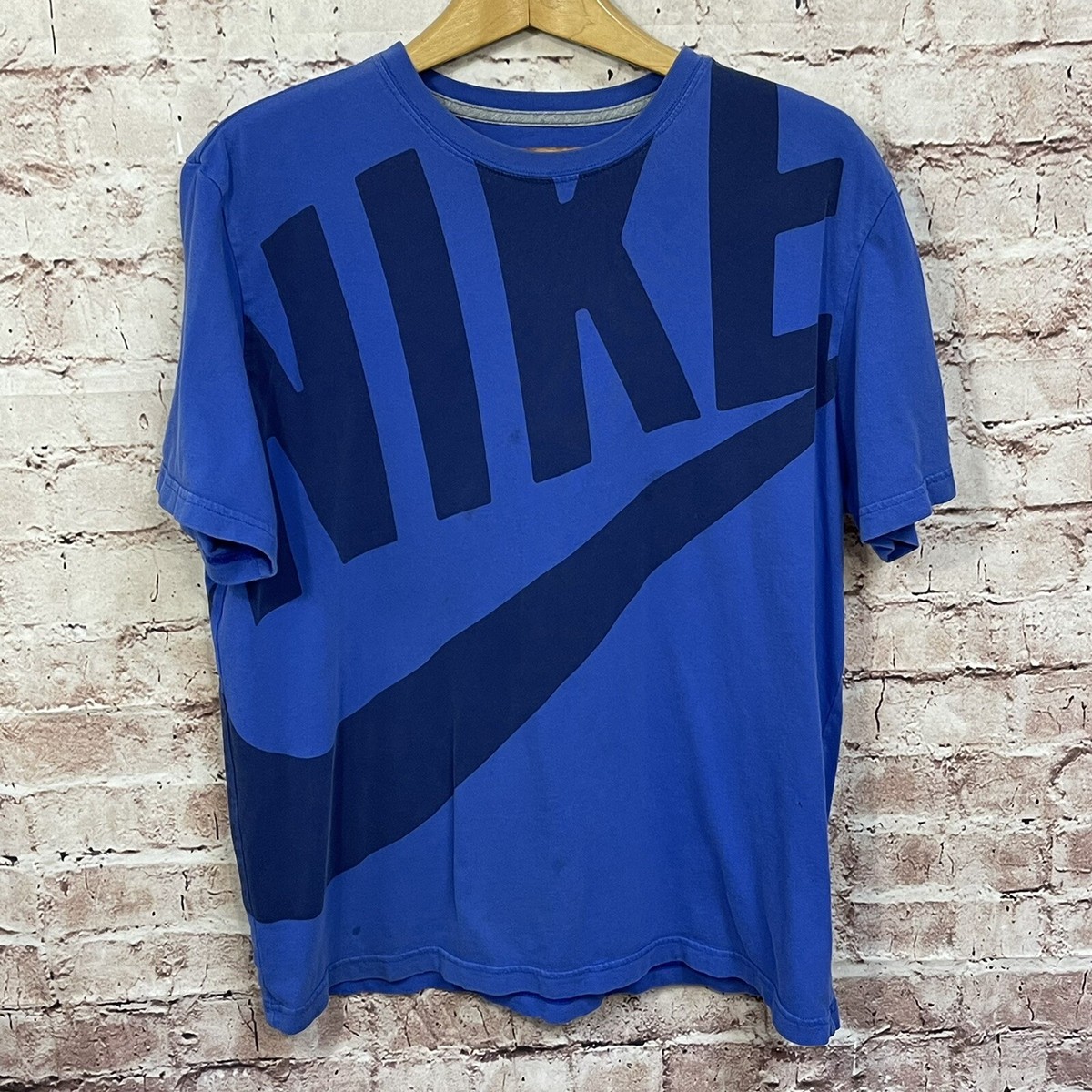 Nike sports wear size XL shirt Blue Tee Shirt Big Swoosh
