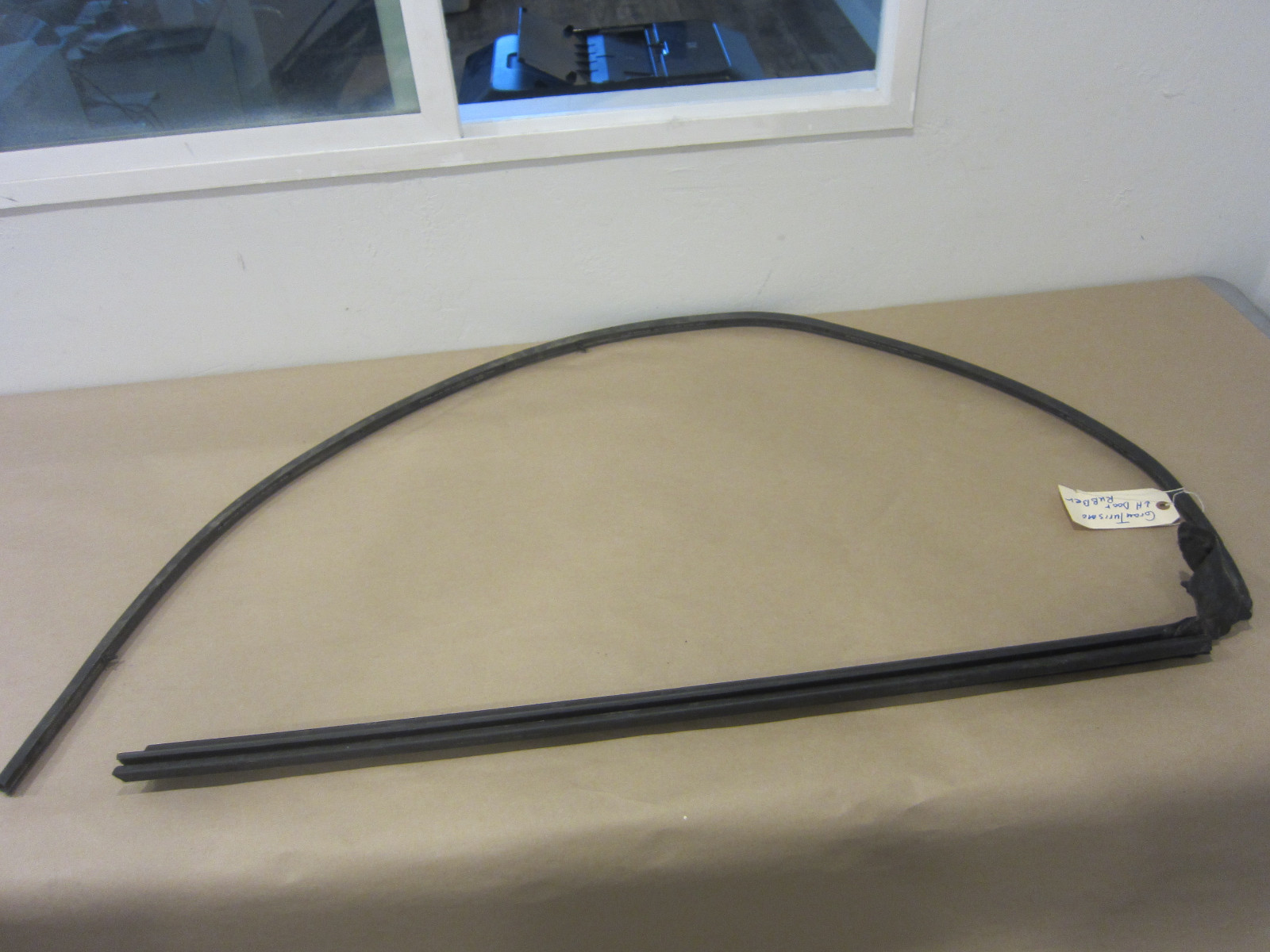 Maserati GranTurismo. LH Inner Glass Scraper Gasket. Part# 80091300