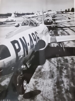 GROSSES ORIGINAL 50er JAHRE PRESSEFOTO LOCKHEED STERNSCHNUPPEN AUFGEREIHT 24x19cm
