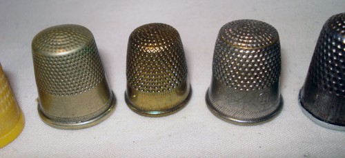 7 ditali vintage tono argento metallo plastica gialla #11 #8 #9 cucito artigianato - Foto 2 di 4