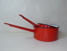 anciennes casseroles émaillées rouges vintage