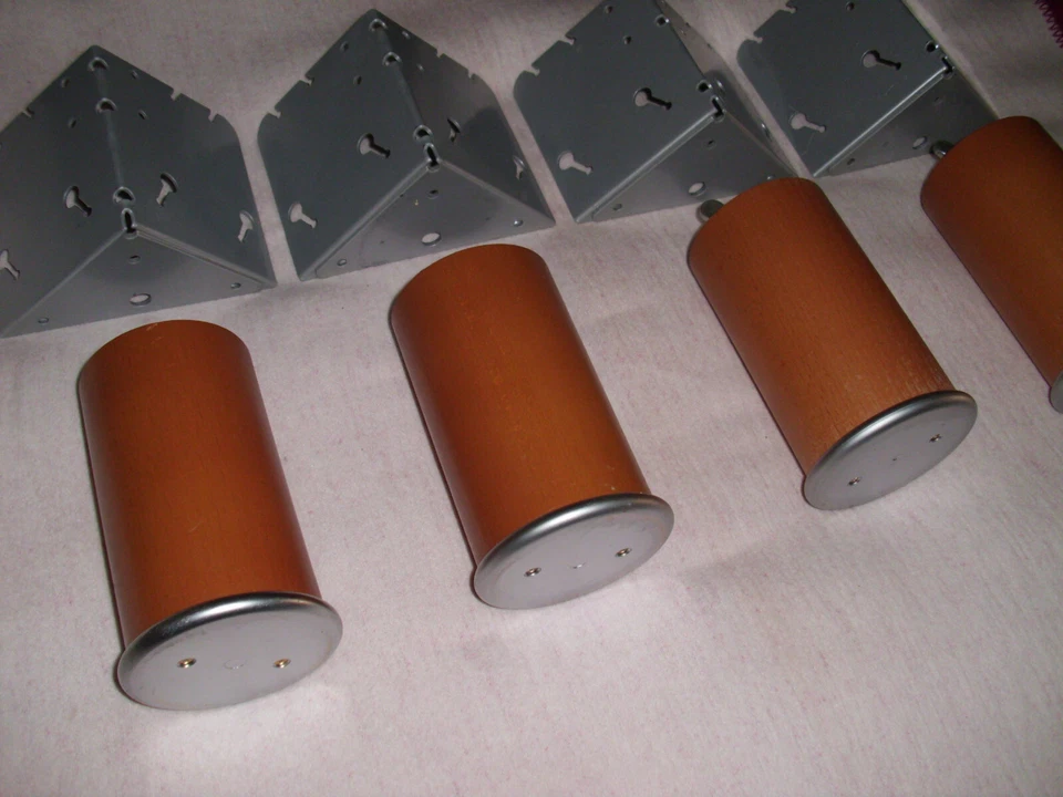 4 Stück sehr gut erhaltene Buchenholz Bettfüße + Metall Winkel / Möbelfüße Bett