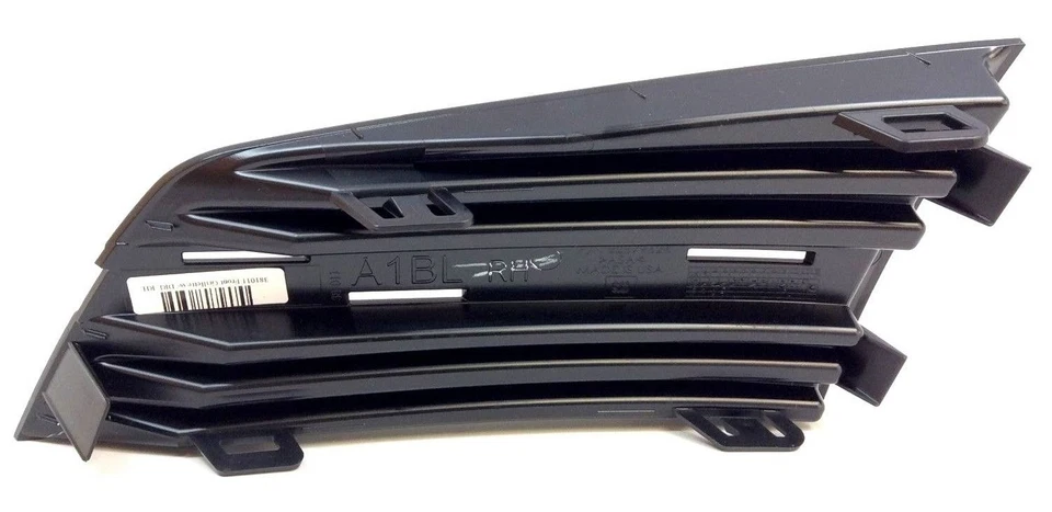 Cadillac ATS 2015-2017 lado del pasajero antiniebla bisel moldeado nuevo OEM 23230584 Foto 2 de 3