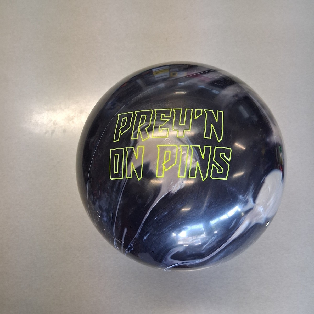 新品Night Prowler DV8 ボール 15 lb 希少特価品値下げ済 新品Night Prowler DV8 ボール 15 lb 希少特価品値下げ済 新品