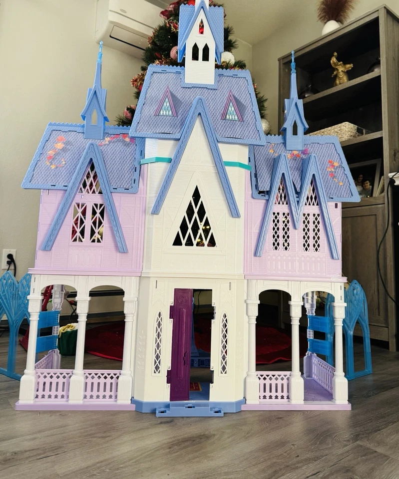 Frozen 2 Ultimate Arendelle 5’ Big Castle Playset & acc’s. Light Stage Works! - Image 4 of 4