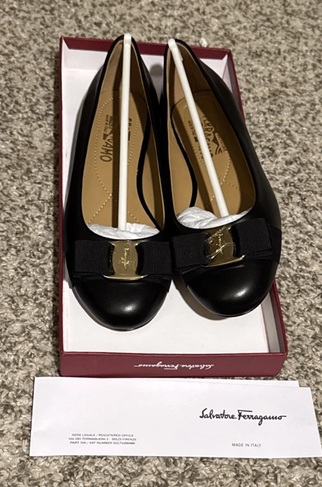 $875 Salvatore Ferragamo Vara Bow Pump Cuero Negro/Dorado Nuevo en Caja 7 Foto 2 de 4